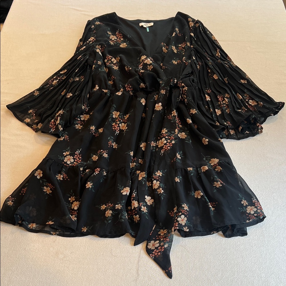 entro Black Floral Tiered V-Neck Dress